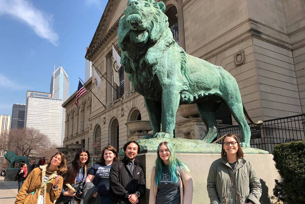 students posing in front of lion statue at the Art Institute in Chicago